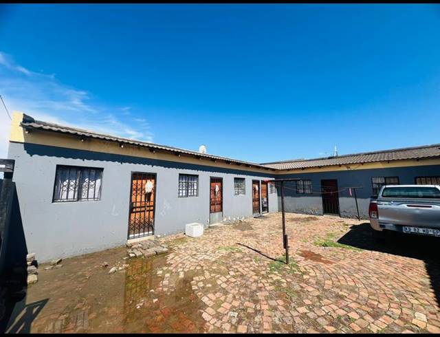 9 BEDROOM HOUSE FOR SALE IN LEACHVILLE EXT 3